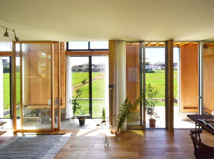 田んぼと宅地の家